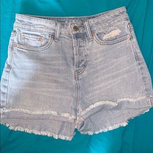 Lightwash high waisted jean shorts!
